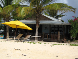 Road Bay: il ristorante sulla spiaggia, visto dalla spiaggia !