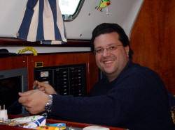 Il Comandante toglie  la pellicola trasparente