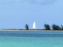 Anegada: siamo nella passe, una vela  al di l dell'isola.