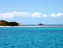 Drake's Anchorage: Mosquito Island a sinistra