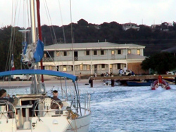 Anguilla Road Bay: edificio Custom & Immigration