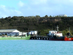 Road Bay: il pontile commerciale e due navi merci.