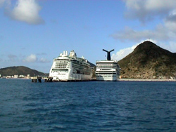 Philipsburg Bay: ingresso nella baia. Navi da crociera.