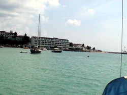 Simpson Bay: ormeggiati davanti ad un resort