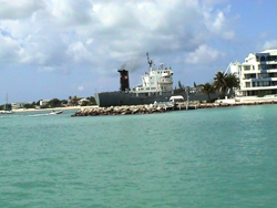 Simpson Bay: una nave  in attesa di entrare nella laguna interna