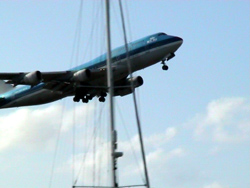 Simpson Bay: il gigante dei cieli sorvola le vele.