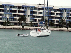 Simpson Bay: Beneteau 50 ormeggiato praticamente dentro al resort.