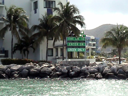 Simpson Bay: semaforo verde e canale VHF.