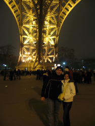 Parigi: Adry e Cate sotto la Tour Eiffel.