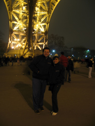 Ale e Max sotto la Tour Eiffel.