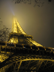 Parigi: un'altra suggestiva immagine. Il vertice della torre scompare nella nebbia.