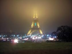 Parigi: la Tour Eiffel si perde nella nebbia.