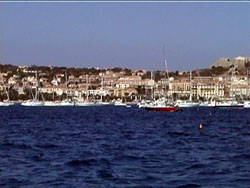 La baia di Calvì e decine di barche ormeggiate