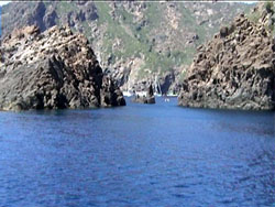 Un suggestivo paesaggio di scogli
