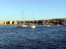Cala Rossa - Barche in rada durante la "Libecciata"