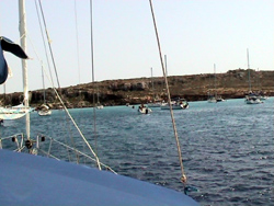 Cala Rossa spazzata dalle raffiche.