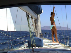 Si naviga verso Cala Rossa con il solo Genoa. Marettimo sullo sfondo.