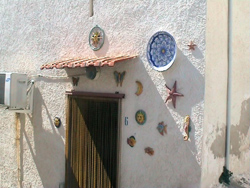 Scorci di Levanzo - uno dei tanti usci decorati