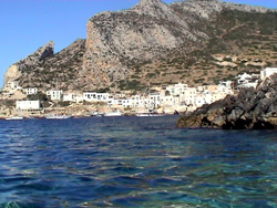 Ci avviciniamo al paese di Levanzo