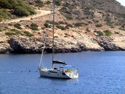Vista di Y2K in rada a Cala Fredda dal paese