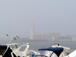 Nebbia a Marsala: il faro bianco