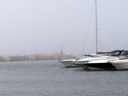 Nebbia a Marsala: la lanterna verde.