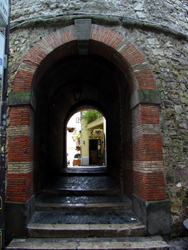 Porta che immette al borghetto.