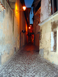 Stradine del borgo di sera