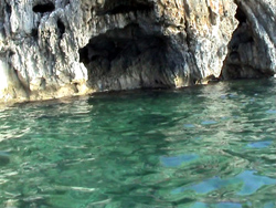 A zonzo per la baia: grotte e scogli