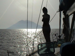 Stromboli emerge dalla foschia.