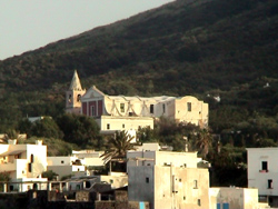 La chiesa che sovrasta il paese.