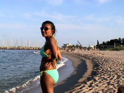 Ale si crogiola sulla spiaggia di Solenzara.