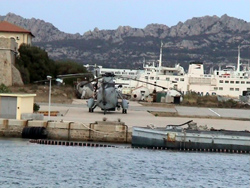 Cala Camiciotto: elicottero militare.