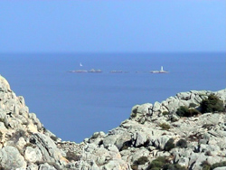 Caprera: bellissimo panorama di scogli, mare e vele.