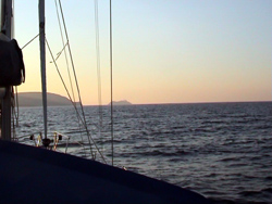 Rotta verso nord: tramonto e Giraglia.