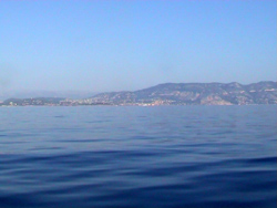 Verso Villefranche: si delinea la costa francese.