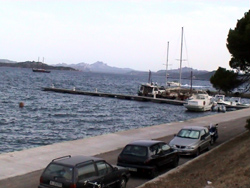 Cala Camiciotto: l'ingresso del porticciolo.