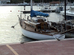 La Maddalena: una splendida barca della Marina Militare.