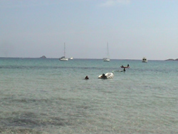Pinarello: il nostro tender ormeggiato in spiaggia.