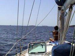 In navigazione verso la baia di Santa Giulia