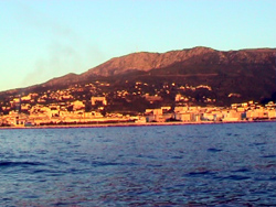 Usciamo da port Toga,  l'alba