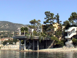 Villefranche: una delle splendide ville che circondano la baia.