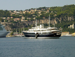 Villefranche: una "cosuccia" galleggiante.