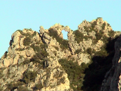 Argentario: singolare "buco" nella roccia.