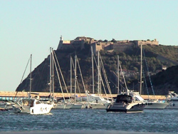 Cala Galera: la baia e la diga del porto.