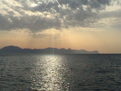 Castellammare del Golfo: sole e nuvole.