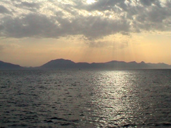 Castellammare del Golfo: il sole fa capolino fra le nuvole.