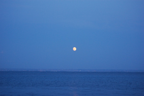 Favignana: la luna su Marsala.