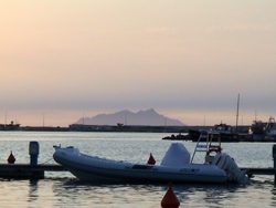 Marsala: tramonto, Marettimo sullo sfondo.