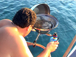 Capo Coda Cavallo: si prepara il BBQ